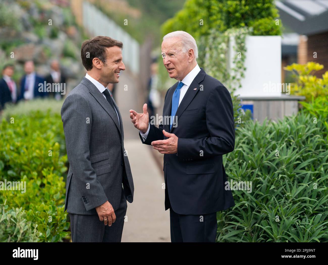 Präsident Joe Biden und der französische Präsident Emmanuel Macron sprechen vor der ersten Sitzung des G7-Gipfels am Freitag, den 11. Juni 2021, im Carbis Bay Hotel and Estate in St. Ives, Cornwall, England. (Offizielles Foto des Weißen Hauses von Adam Schultz) Stockfoto