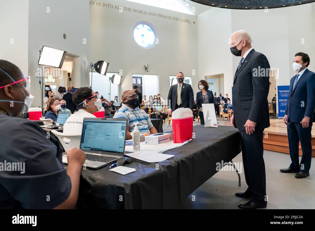 Präsident Joe Biden besucht am Dienstag, den 6. April 2021, eine Impfstelle in der Immanuel-Kapelle des Theologischen Seminars von Virginia in Alexandria, Virginia. (Offizielles Foto des Weißen Hauses von Adam Schultz) Stockfoto