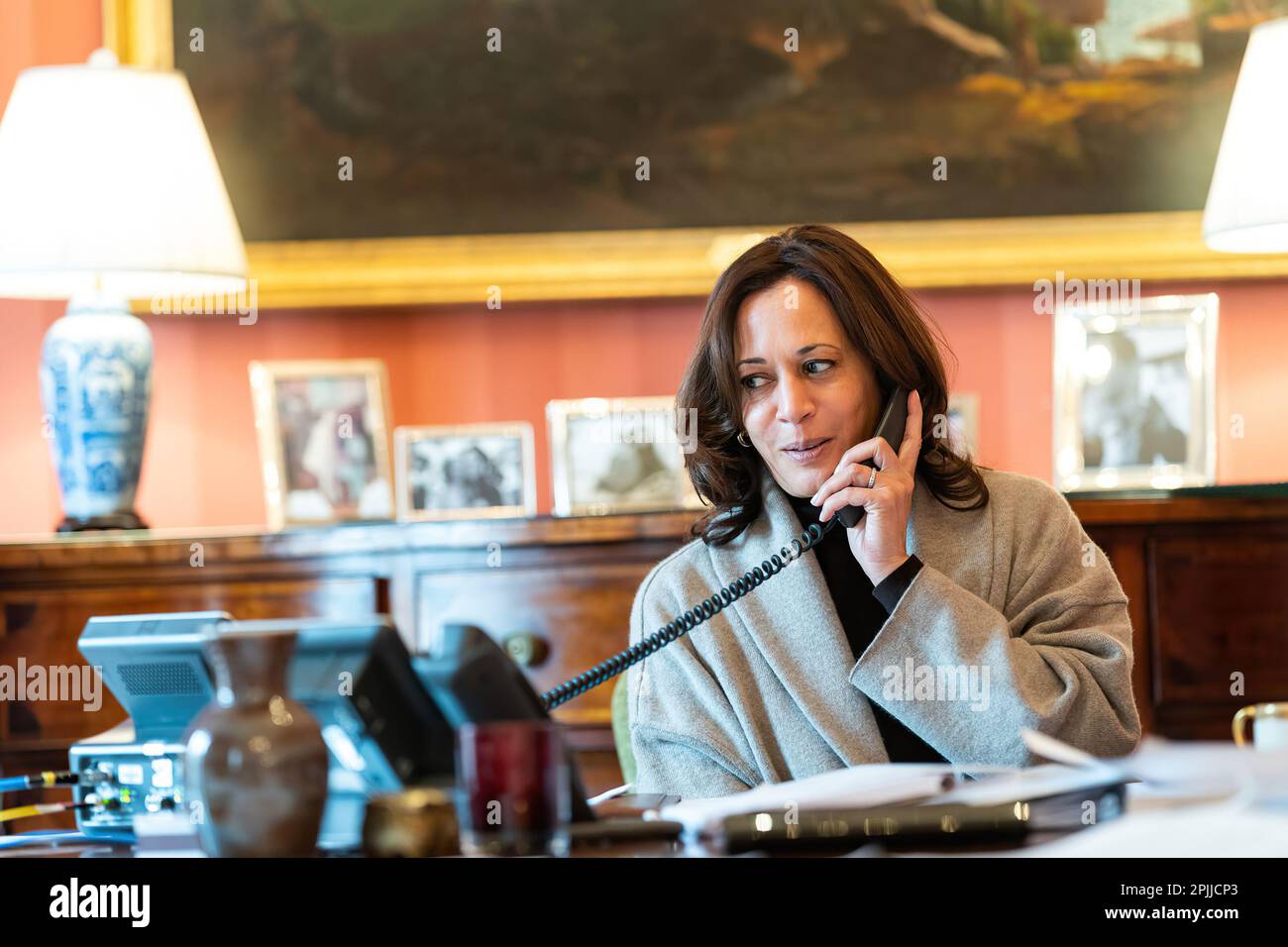 Vizepräsident Kamala Harris telefoniert mit dem französischen Präsidenten Emmanuel Macron Montag, den 15. Februar 2021, im Blair House in Washington, D.C. (Offizielles Foto des Weißen Hauses von Lawrence Jackson) Stockfoto