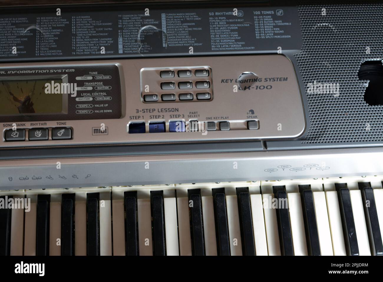 Kairo, Ägypten, April 1 2023: Kaputte elektronische Musiktastatur, kaputte Klaviertöne Tastatur mit großen Tasten, Rhythmen, Tönen, Tuning c Stockfoto