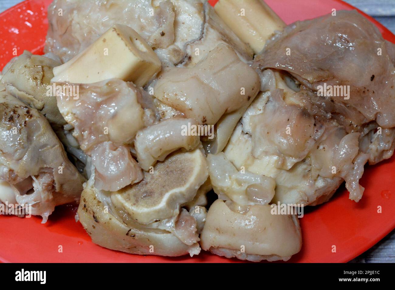 Arabisch-ägyptische Küche mit Kawareh-Trabern und Knie gekocht mit Suppe  voller Kollagen und Gelatine, gekochten Kuhfüßen und -Knien,  Trabrenneintopf, Goo Stockfotografie - Alamy