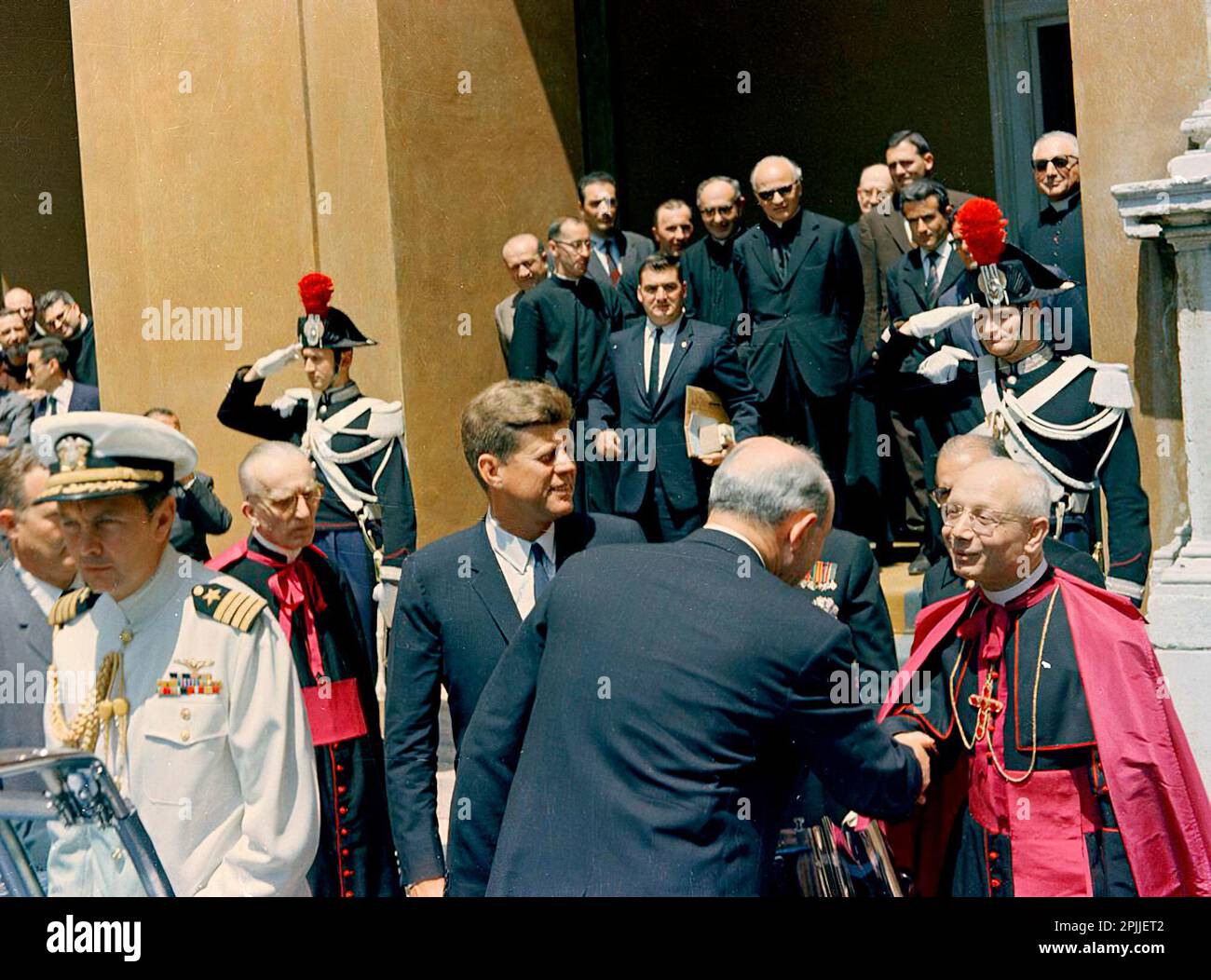 ST-C231-23-63 2. Juli 1963 Reise nach Europa: Italien, Rom: Präsident Kennedy im Vatikan. Jean Kennedy Smith, Erzbischof von Boston Richard Cardinal Cushing, Außenminister Dean Rusk, und Pressesprecher Pierre Salinger. Bitte schreiben Sie 'Cecil Stoughton. Fotos Vom Weißen Haus. John F. Kennedy Presidential Library and Museum, Boston“ Stockfoto