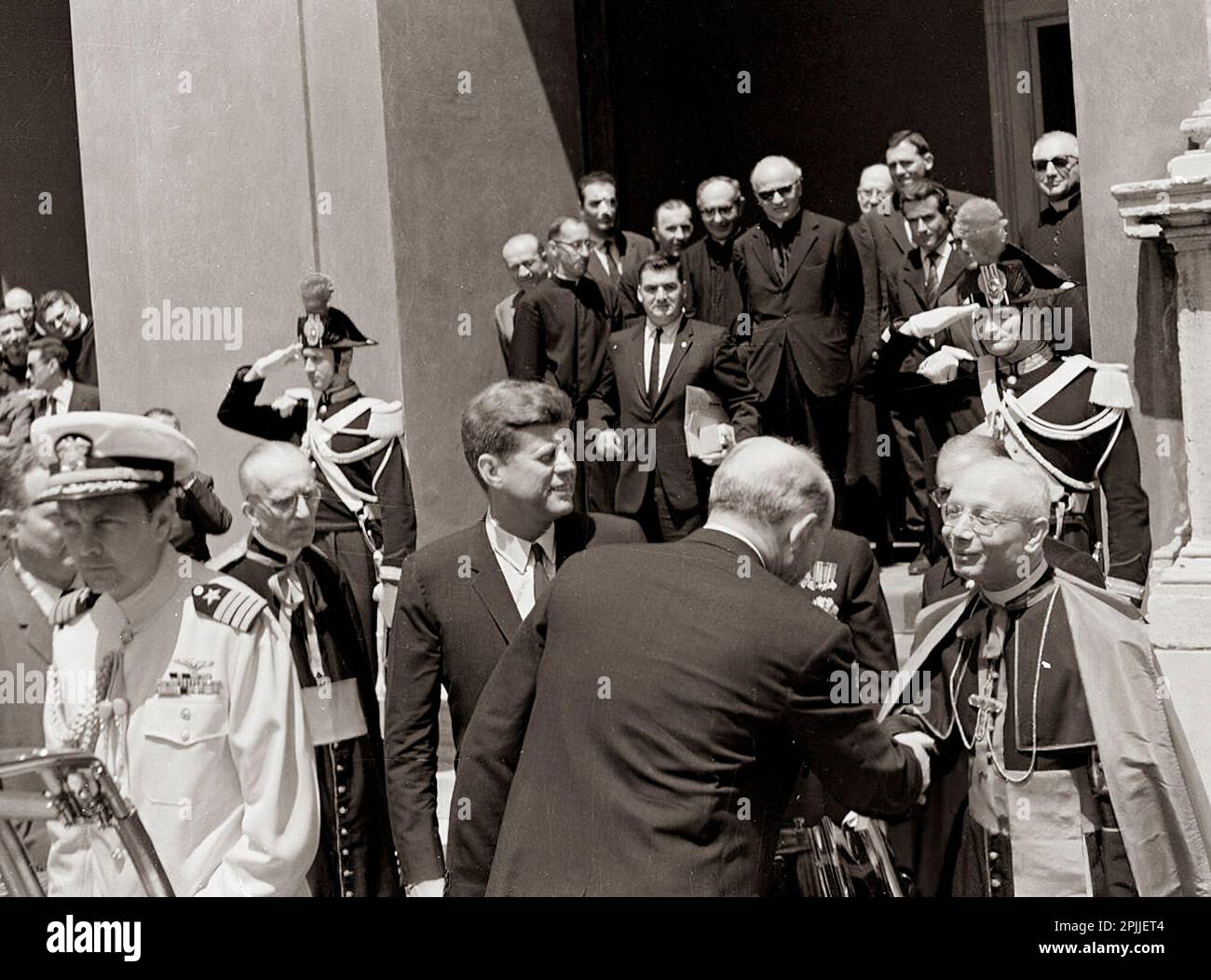 ST-C231-23-63 2. Juli 1963 Reise nach Europa: Italien, Rom: Präsident Kennedy im Vatikan. Jean Kennedy Smith, Erzbischof von Boston Richard Cardinal Cushing, Außenminister Dean Rusk, und Pressesprecher Pierre Salinger. Bitte schreiben Sie 'Cecil Stoughton. Fotos Vom Weißen Haus. John F. Kennedy Presidential Library and Museum, Boston“ Stockfoto