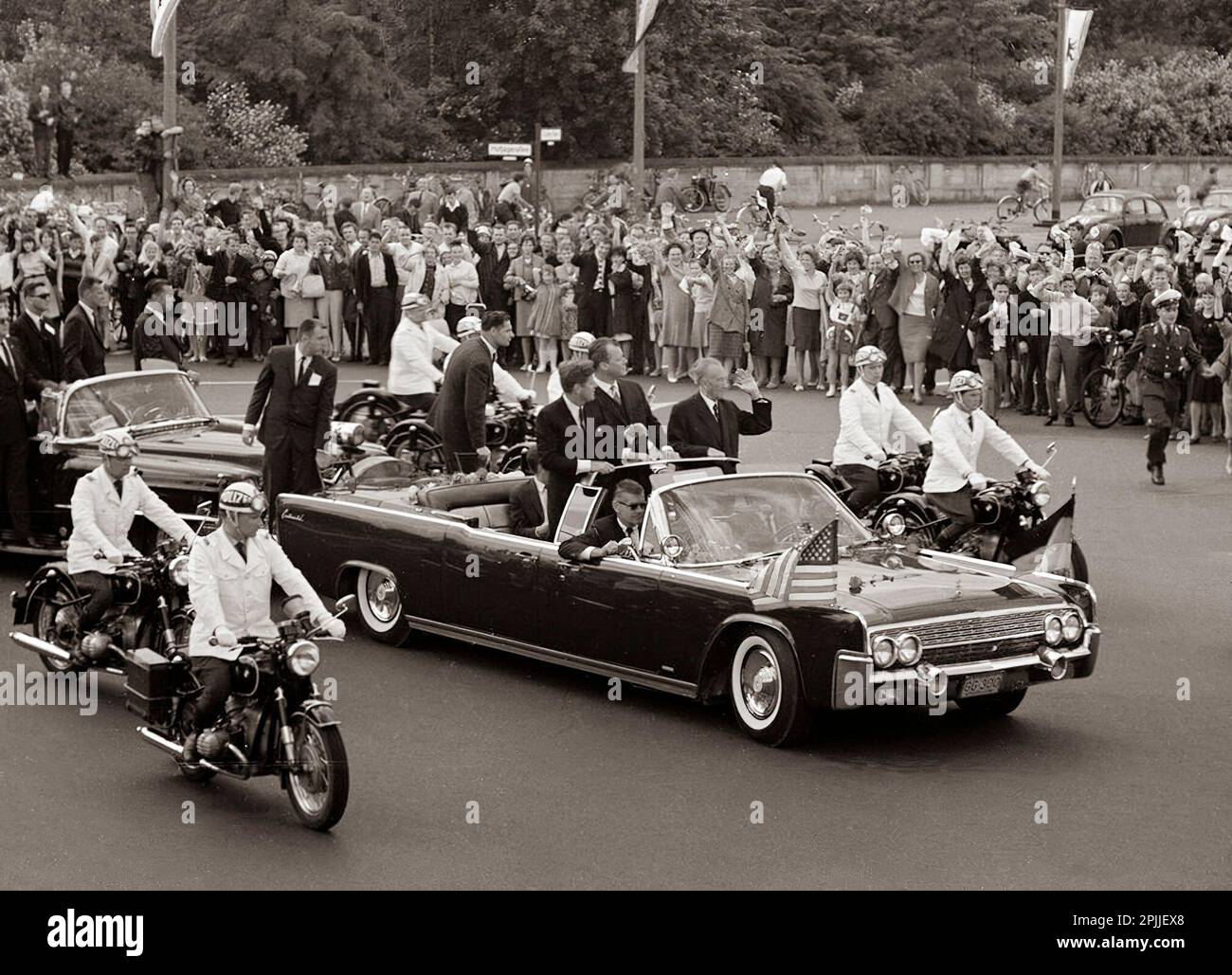 ST-A7-5-63 26. Juni 1963 Europareise: Deutschland, Westberlin: Präsident Kennedy in Autokolonne mit Willy Brandt, Bürgermeister von Westberlin, und Konrad Adenauer, Bundeskanzler von Westdeutschland. Fotos Vom Weißen Haus. John F. Kennedy Presidential Library and Museum, Boston“ Stockfoto