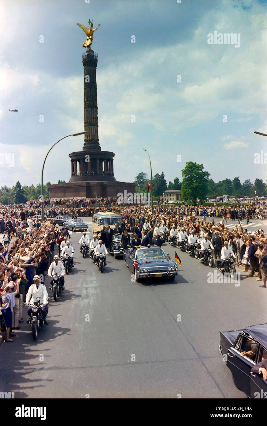 ST-C230-27-63 26. Juni 1963 Reise nach Europa: Deutschland, Westberlin: Präsident Kennedy in der Autokolonne mit Willy Brandt, Bürgermeister von Westberlin, und Konrad Adenauer, Bundeskanzler von Westdeutschland [Kratzer sind originell bis negativ.] Bitte schreiben Sie 'Cecil Stoughton. Fotos Vom Weißen Haus. John F. Kennedy Presidential Library and Museum, Boston“ Stockfoto