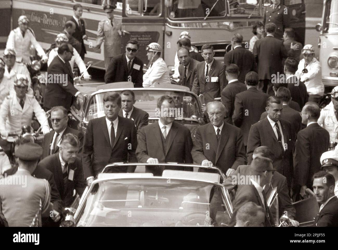 ST-C230-35-63 26. Juni 1963 Europareise: Deutschland, Westberlin: Präsident Kennedy in Autokolonne mit Willy Brandt, Bürgermeister von Westberlin, und Konrad Adenauer, Bundeskanzler von Westdeutschland. Fotos Vom Weißen Haus. John F. Kennedy Presidential Library and Museum, Boston“ Stockfoto