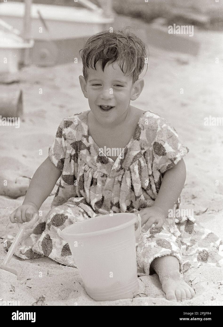 ST-C281-42-63 25. August 1963 Wochenende im Hafen von Hyannis: John F. Kennedy, Jr. (JFK Jr.), am Strand und mit einem Katamaran. Bitte schreiben Sie 'Cecil Stoughton. Fotos Vom Weißen Haus. John F. Kennedy Presidential Library and Museum, Boston“ Stockfoto