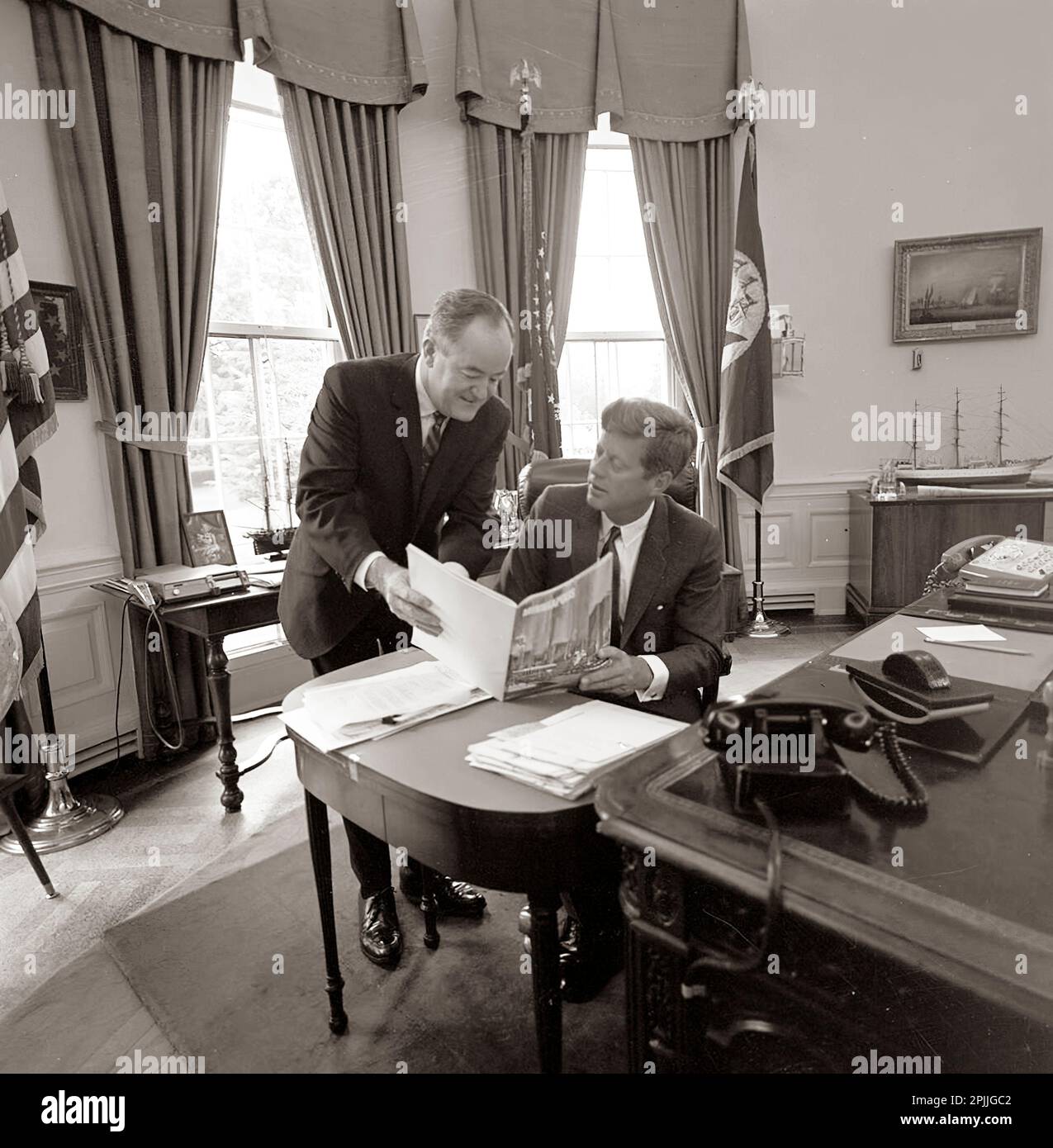 ST-423-1-63 17. September 1963 Besuch von Senator Hubert Humphrey (Minnesota) [Kratzer sind originell bis negativ] Bitte schreiben Sie 'Cecil Stoughton. Fotos Vom Weißen Haus. John F. Kennedy Presidential Library and Museum, Boston“ Stockfoto