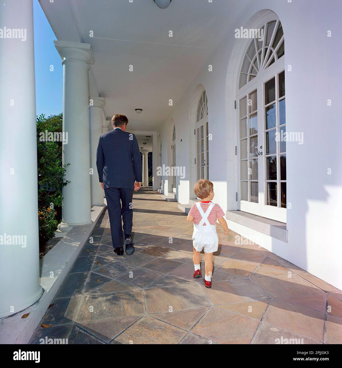 KN-C30096 07. Oktober 1963 Präsident Kennedy mit John F. Kennedy Jr. (JFK, Jr.) [Der Platz neben dem Kopf des Präsidenten ist originell für das Negativ.] Bitte schreiben Sie Robert Knudsen. Fotos Vom Weißen Haus. John F. Kennedy Presidential Library and Museum, Boston“ Stockfoto