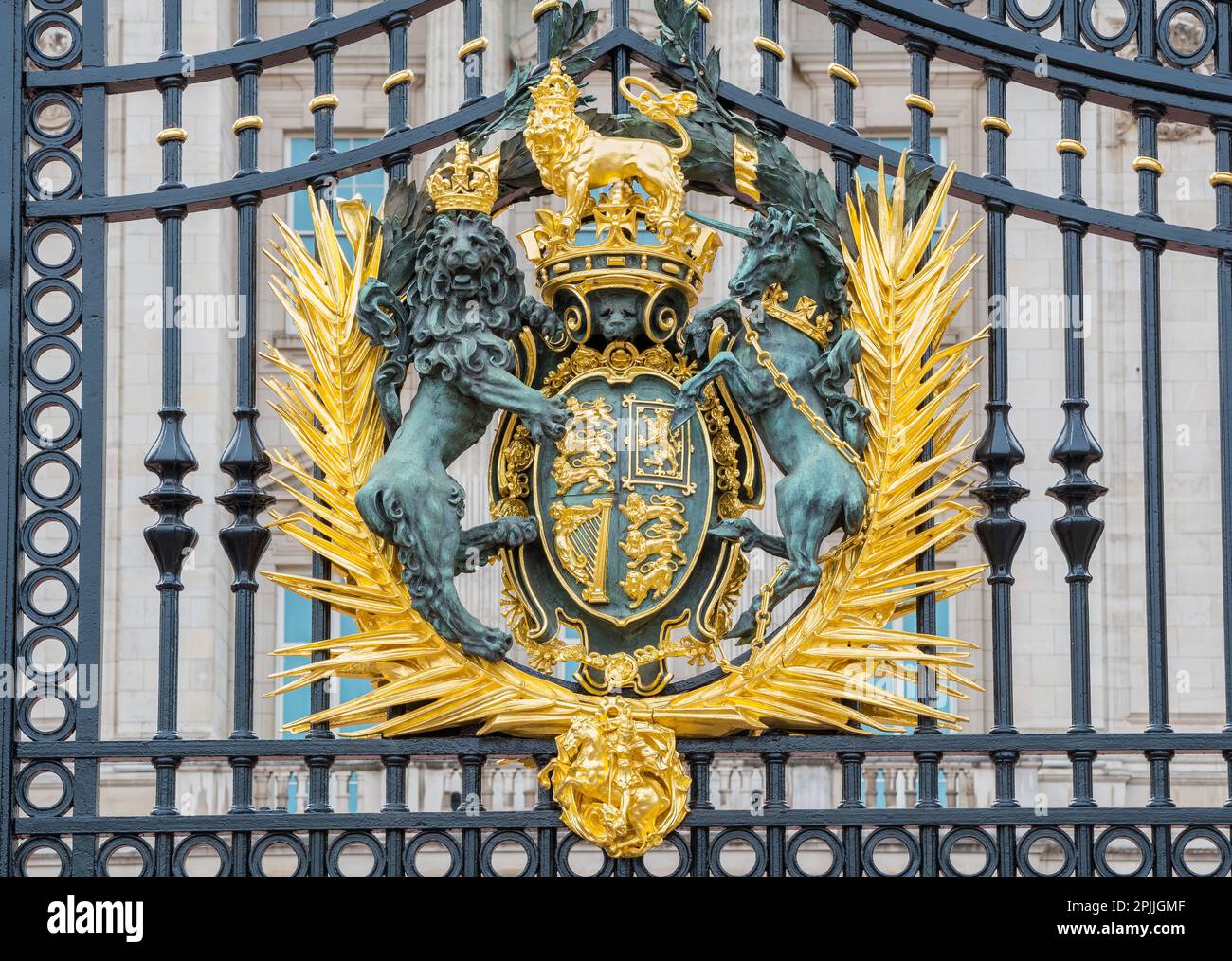 London, England - 16. Oktober 2022: Royal Coat of Arms am Haupteingang des Buckingham Palace Stockfoto