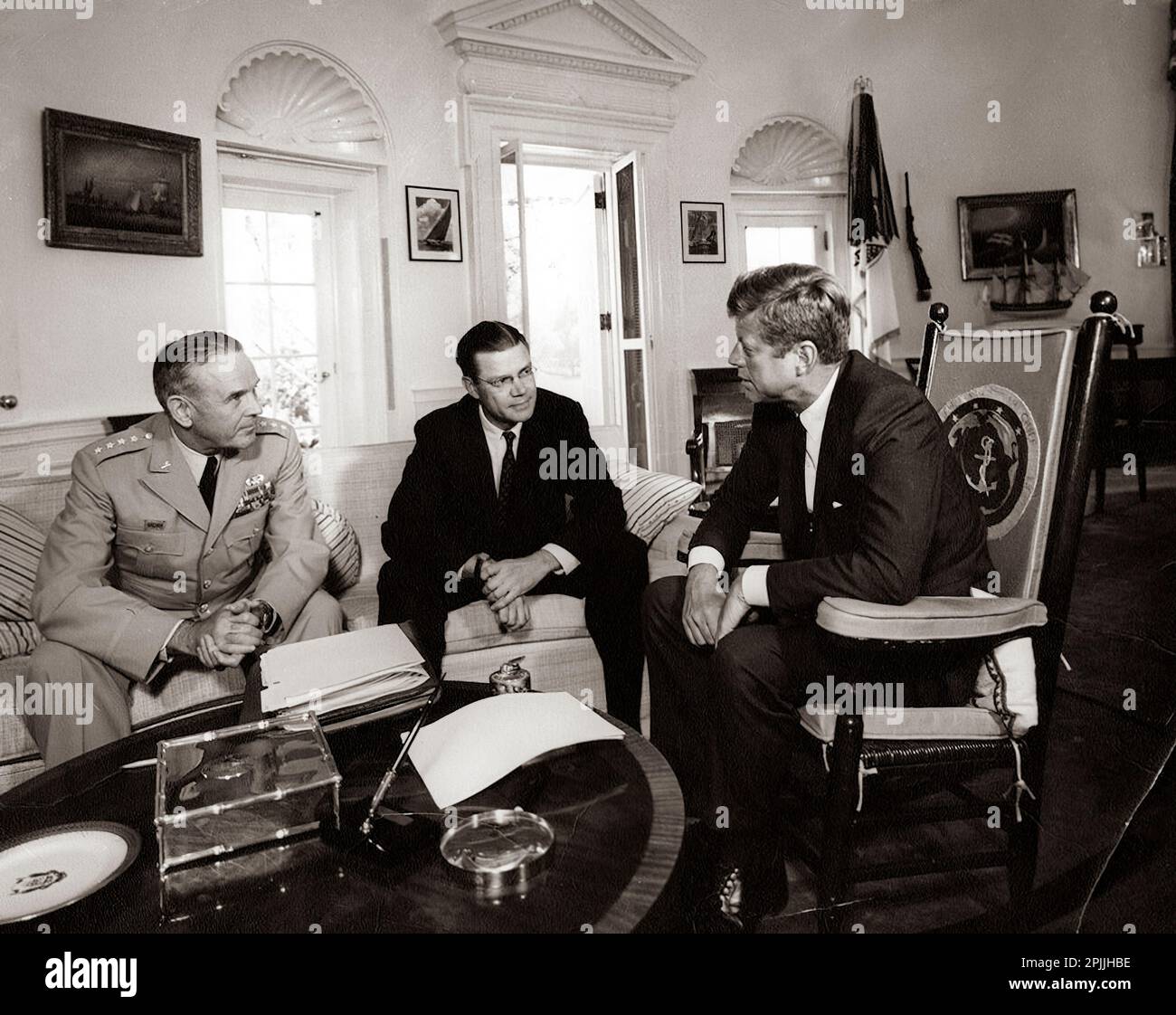 AR8153-A 2. Oktober 1963 Treffen mit Verteidigungsminister Robert S. McNamara und General Maxwell D. Taylor, Vorsitzender des Joint Chiefs of Staff (JCS), 11:00AM Bitte verdanken Sie Abbie Rowe. Fotos Vom Weißen Haus. John F. Kennedy Presidential Library and Museum, Boston“ Stockfoto