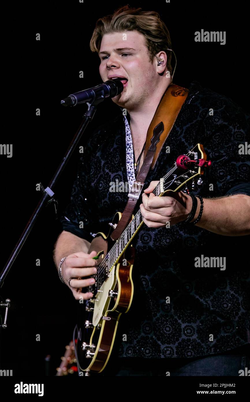 Der American Idol Contestant aus Alberta, Brayden King, tritt 3 Monate vor seinem American Idol-Auftritt im Cook County Saloon auf. Stockfoto