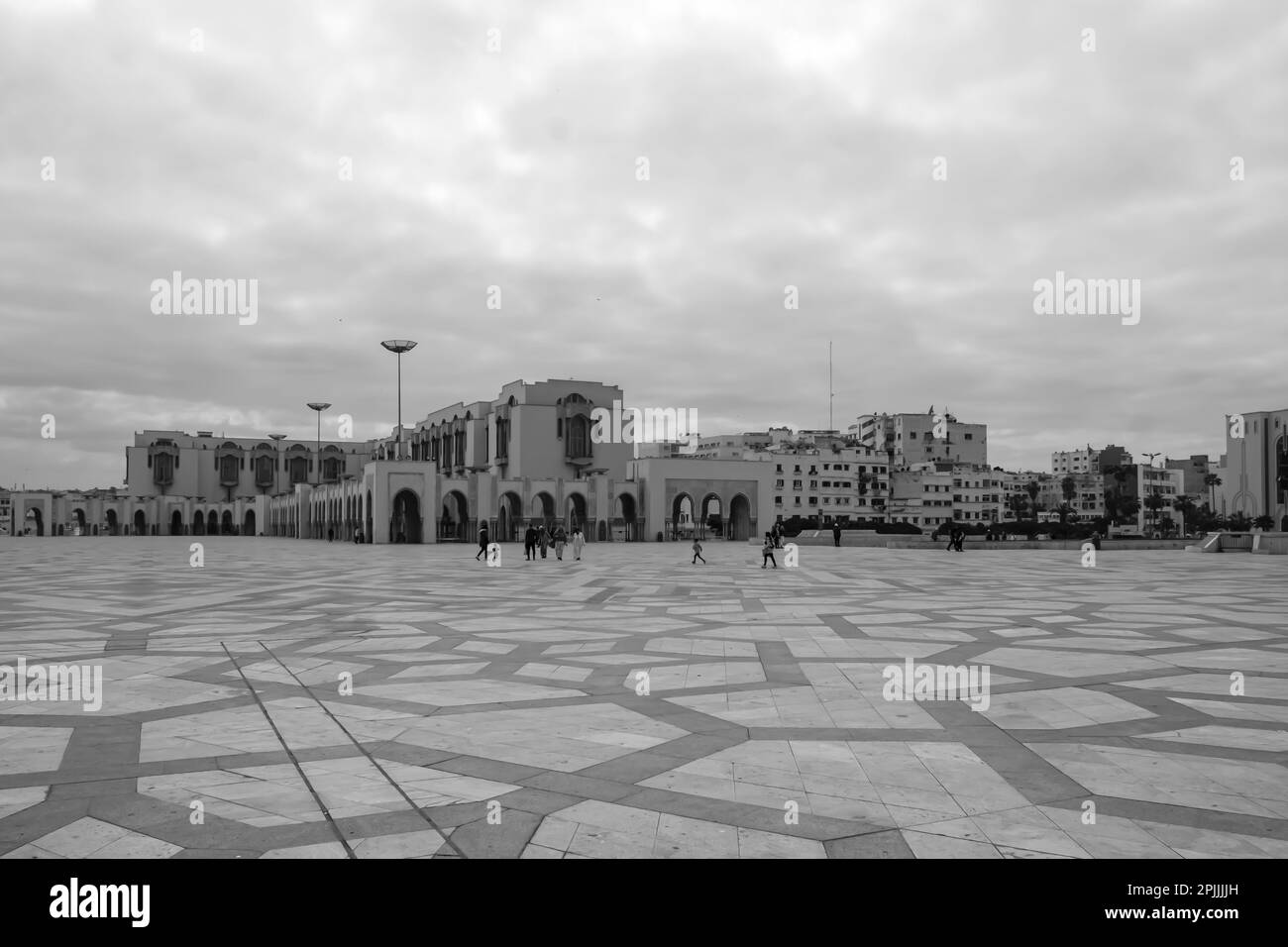 Casablanca, Marokko - 2. März 2020 : verschiedene Gebäude vor der Moschee Hassan 2 in Casablanca Marokko in Schwarz-Weiß Stockfoto