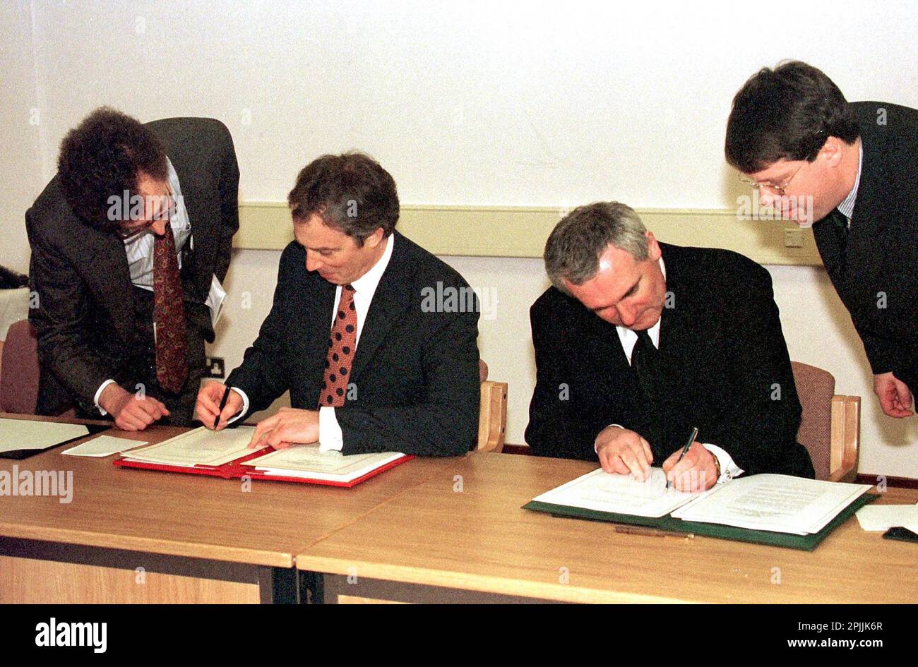 Aktenfoto vom 10. Oktober 04/98 des damaligen Ministerpräsidenten Tony Blair (links) und dann von Taoiseach Bertie Ahern, der das Karfreitagsabkommen unterzeichnete, in dem es hieß, dass das Volk Nordirlands demokratisch über seine Zukunft entscheiden wird. Blair wurde geraten, die "Regierungsmaschinerie" zu nutzen, um im Referendum über das Karfreitagsabkommen auf eine Ja-Stimme zu drängen - aber nicht in dem Maße, wie dies das Ergebnis der historischen Abstimmung in Frage stellen würde. Sir Tony Blair und Bertie Ahern haben den Geist der angloirischen Teamarbeit und Partnerschaft begrüßt, der die Verhandlungen unter hohem Druck kennzeichnete Stockfoto