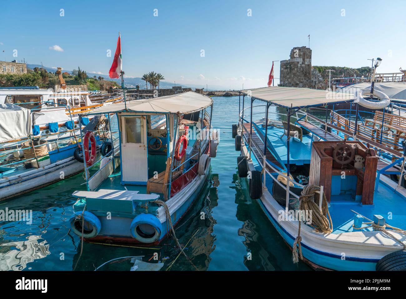 Boote, die im Hafen von Byblos vor Anker liegen, liegen im Libanon Naher Osten Stockfoto