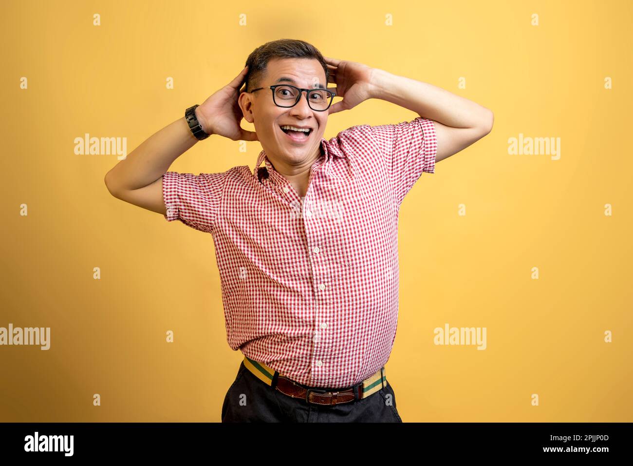 Ein Mann mit Brille und einem Hemd auf einem farbigen Hintergrund Stockfoto