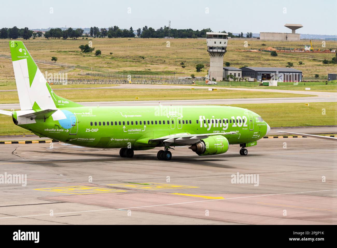Kulula Flugzeug auf dem Asphalt am Flughafen Lanseria Nahaufnahme Konzept Inlandstransport in Südafrika Stockfoto Kulula Flugzeug auf dem Asphalt am Flughafen Lanseria Nahaufnahme Konzept Inlandstransport in Südafrika Stockfoto