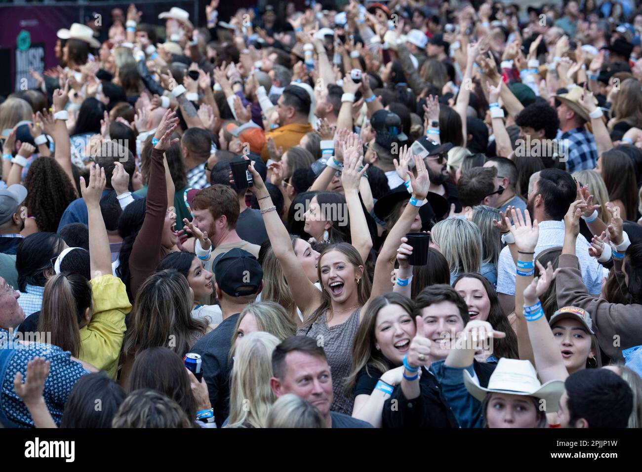 Texas, USA, 01. März 04, 2023. Fans reagieren auf Country-Sänger und Songwriter Tyler Hubbard (nicht abgebildet) bei einer Aufnahme der Country Music Television (CMT) Awards in der Innenstadt von Austin, TX, am 29. März 2023. 3.000 Musikliebhaber kamen auf der Congress Avenue an, um Hubbard, 36 und andere CMT Country-Stars im Schatten des Texas Capitol zu hören. Kredit: Bob Daemmrich/Alamy Live News Stockfoto
