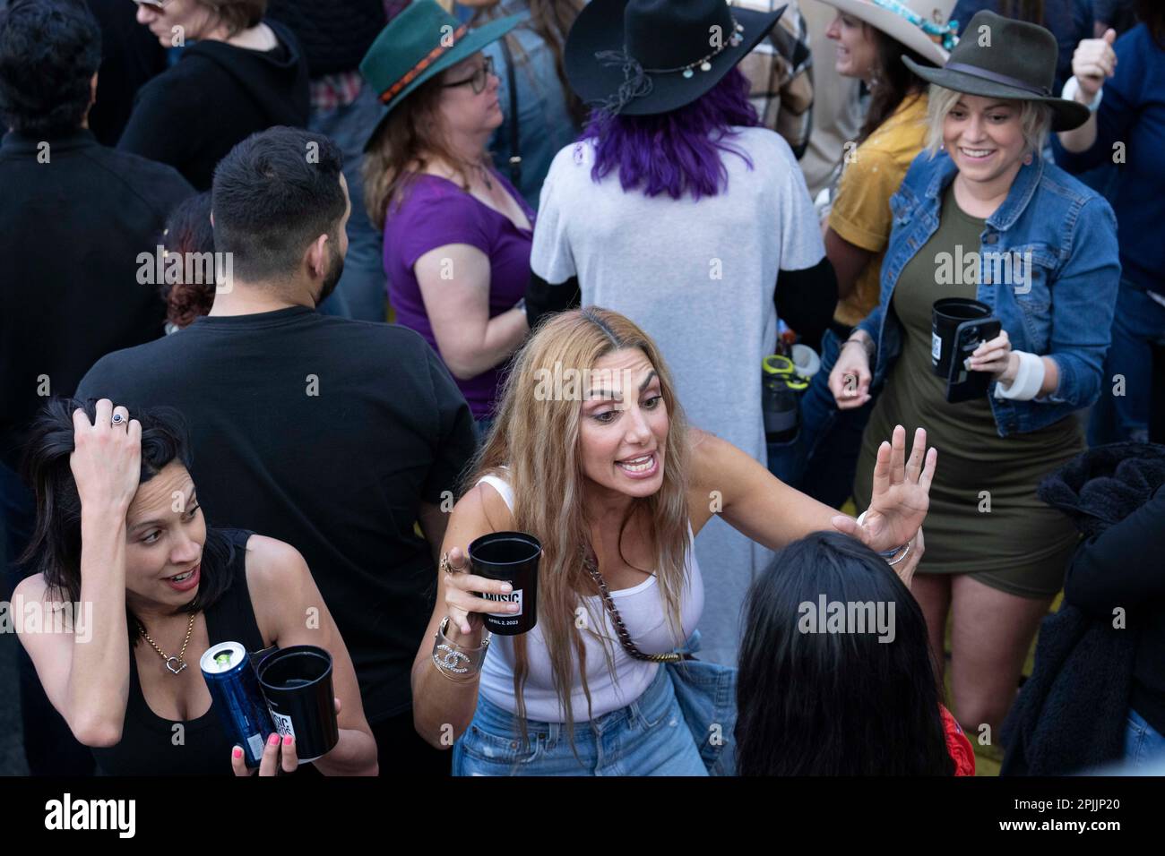 Austin Texas, USA, März 29 2023: Fans reagieren auf die Auftritte des Country-Sängers und Songwriters Tyler Hubbard (nicht abgebildet) während der Aufzeichnung der Country Music Television Awards (CMT) auf einer Bühne im Freien. Auf der Congress Avenue drängten 3.000 Musikfans, um Hubbard und andere Country-Stars im Schatten des Texas Capitol zu hören. Kredit: Bob Daemmrich/Alamy Live News Stockfoto