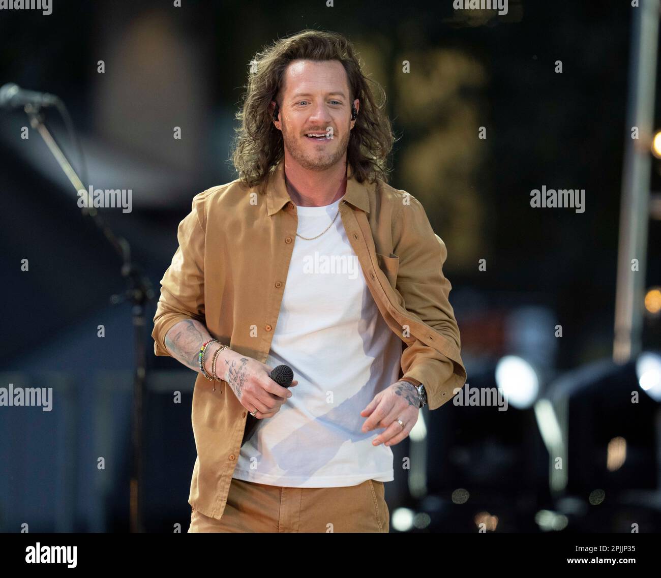 Austin Texas, USA, März 29 2023: Country-Sänger und Songwriter TYLER HUBBARD tritt auf der Bühne auf, während er die Country Music Television (CMT) Awards auf einer Bühne im Freien aufnimmt. 3.000 Musikliebhaber kamen auf der Congress Avenue an, um Hubbard, 36 und andere CMT Country-Stars im Schatten des Texas Capitol zu hören. Kredit: Bob Daemmrich/Alamy Live News Stockfoto