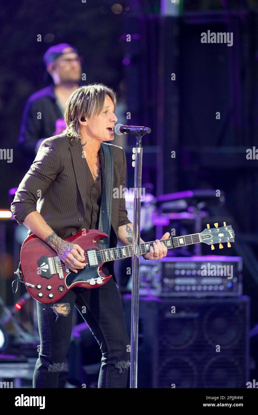 Texas, USA, 01./04./2023, viermal Grammy-preisgekrönter Countrysänger KEITH URBAN tritt am 29. März 2023 auf der Bühne bei einem Tonband der Country Music Television (CMT) Awards in der Innenstadt von Austin, TX, auf. Auf der Congress Avenue eroberten 3.000 Musikliebhaber Urban, ein australischer Einheimischer, und andere CMT Country-Stars im Schatten des Texas Capitol. Kredit: Bob Daemmrich/Alamy Live News Stockfoto