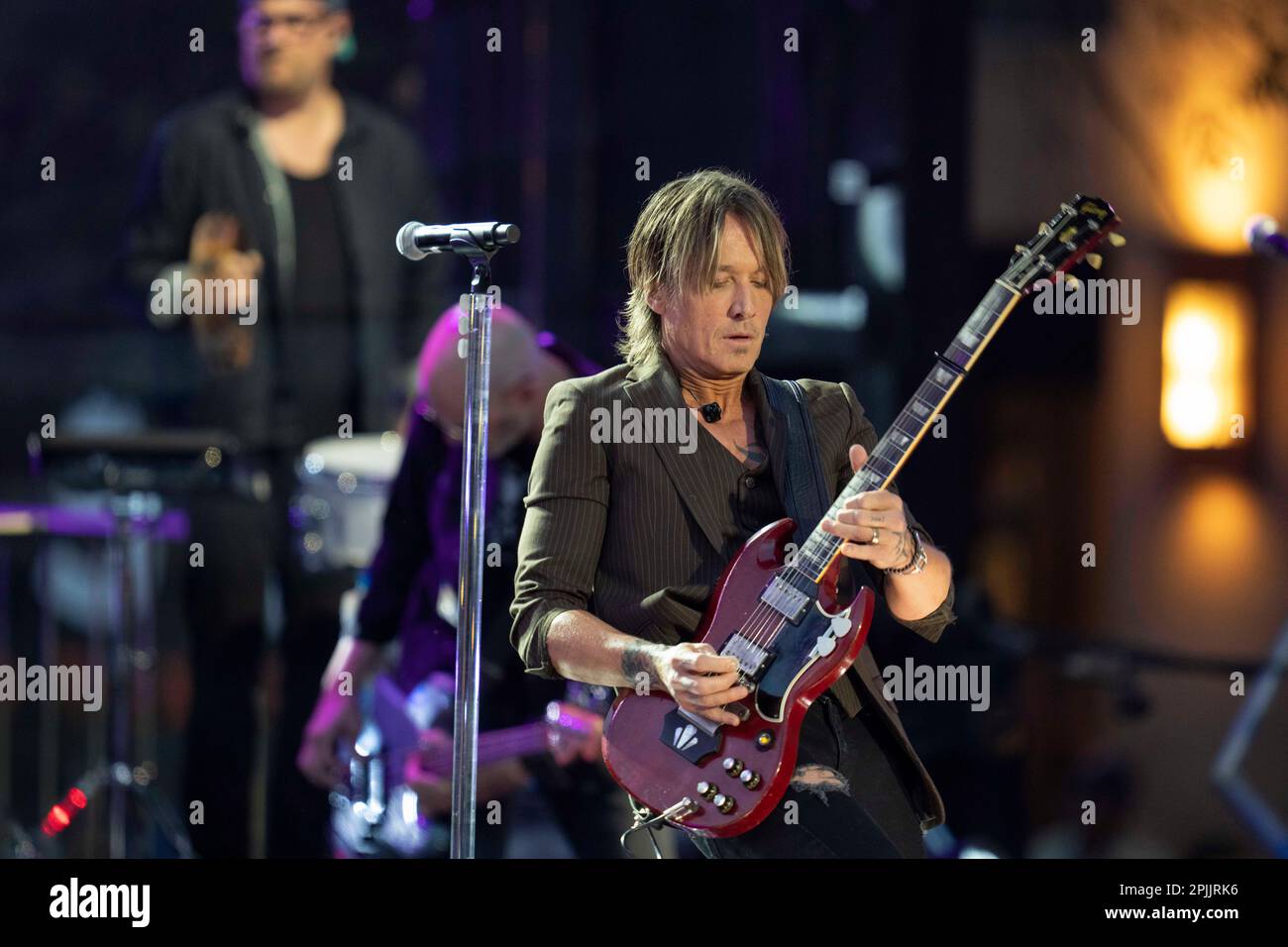 Texas, USA, 01./04./2023, viermal Grammy-preisgekrönter Countrysänger KEITH URBAN tritt am 29. März 2023 auf der Bühne bei einem Tonband der Country Music Television (CMT) Awards in der Innenstadt von Austin, TX, auf. Auf der Congress Avenue eroberten 3.000 Musikliebhaber Urban, ein australischer Einheimischer, und andere CMT Country-Stars im Schatten des Texas Capitol. Kredit: Bob Daemmrich/Alamy Live News Stockfoto