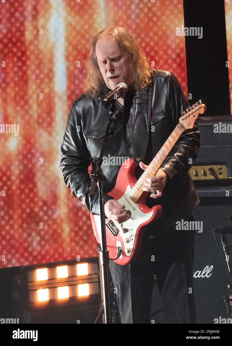 Austin, USA. 02. April 2023. Warren Haynes tritt am 02. April 2023 bei den CMT Music Awards 2023 im Moody Center in Austin, Texas, auf. Foto: Amy Price/imageSPACE/Sipa USA Kredit: SIPA USA/Alamy Live News Stockfoto