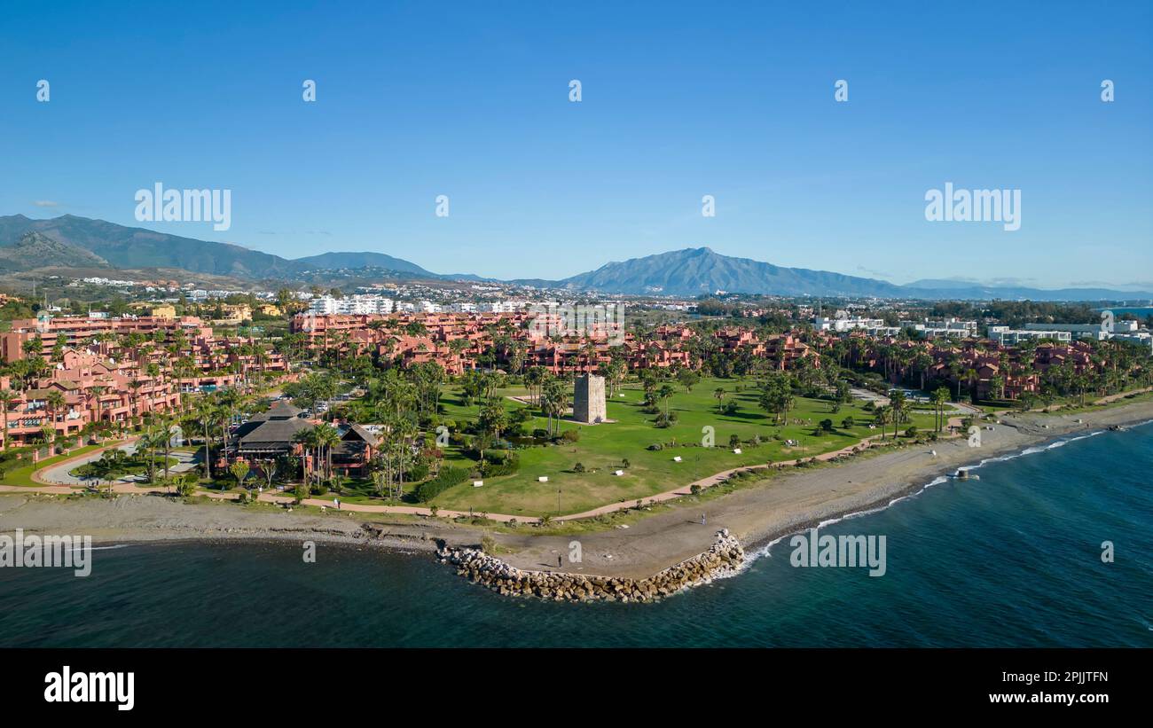 Blick auf den Strand von Guadalmansa an der Küste von Estepona, andalusien Stockfoto