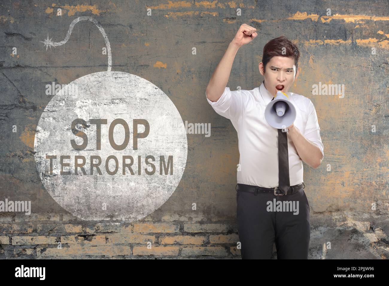 Ein Geschäftsmann, der ein Megafon mit dem Schild "Terror stoppen" an der Wand hält Stockfoto