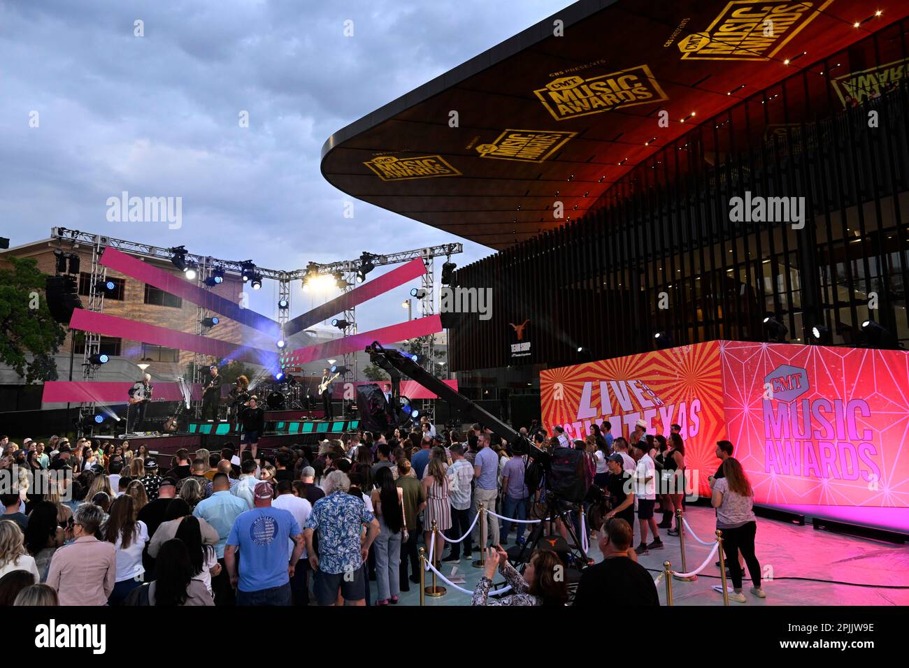 Austin Texas, USA, April 1 2023: Allgemeiner Überblick über den Bühnenbereich von RAM Truck Outdoor während der Aufnahme von aufstrebenden Musical-Acts bei den Country Music Television Awards im Austin's Moody Center. Kredit: Bob Daemmrich/Alamy Live News Stockfoto