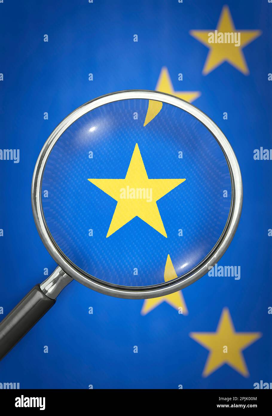 Vergrößerungsglas vergrößert den Stern auf der EU-Flagge - Transparenz in der EU, Hochformat Stockfoto