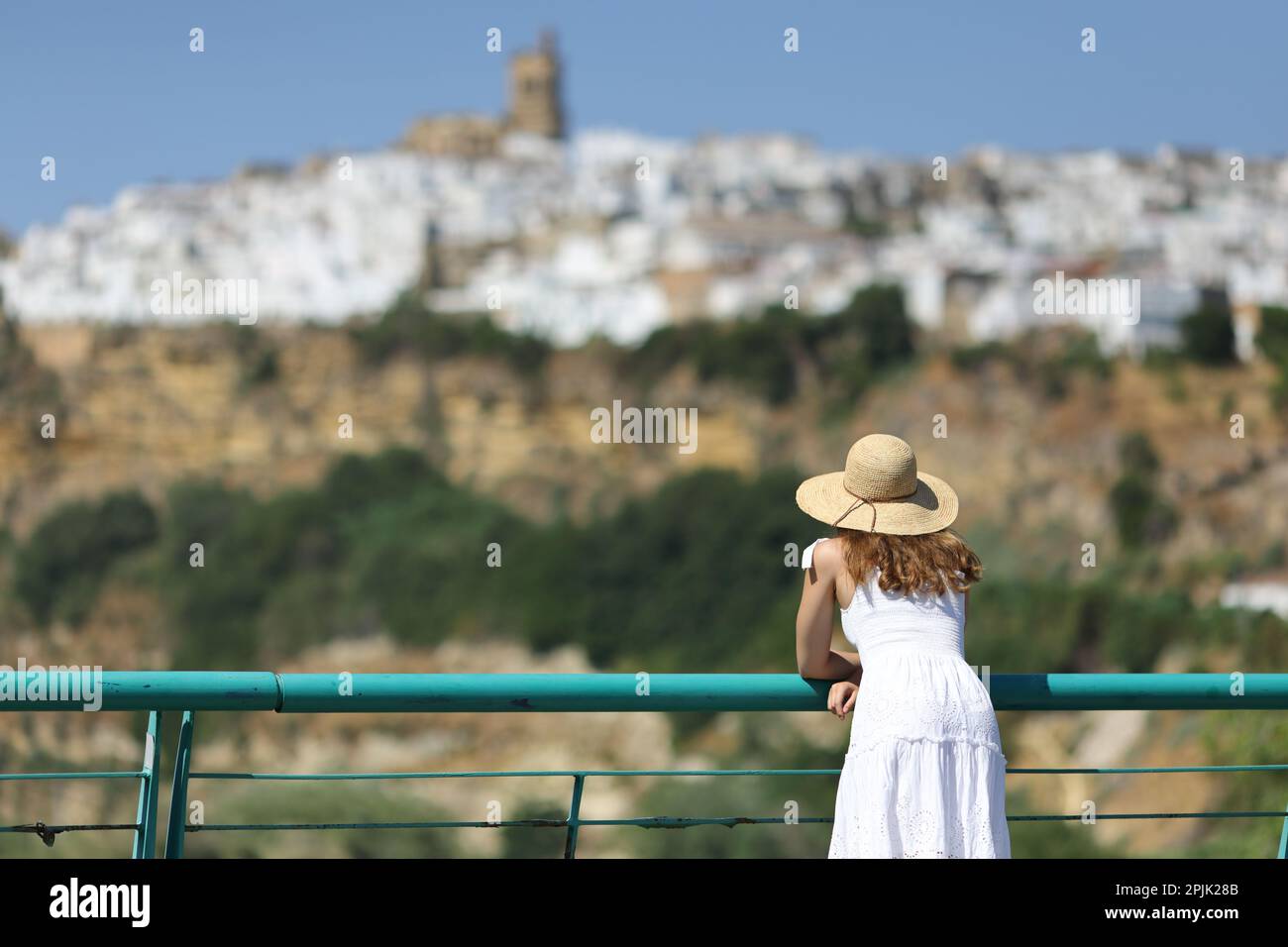 Porträt eines Touristen mit Blick auf die spanische Stadt Stockfoto