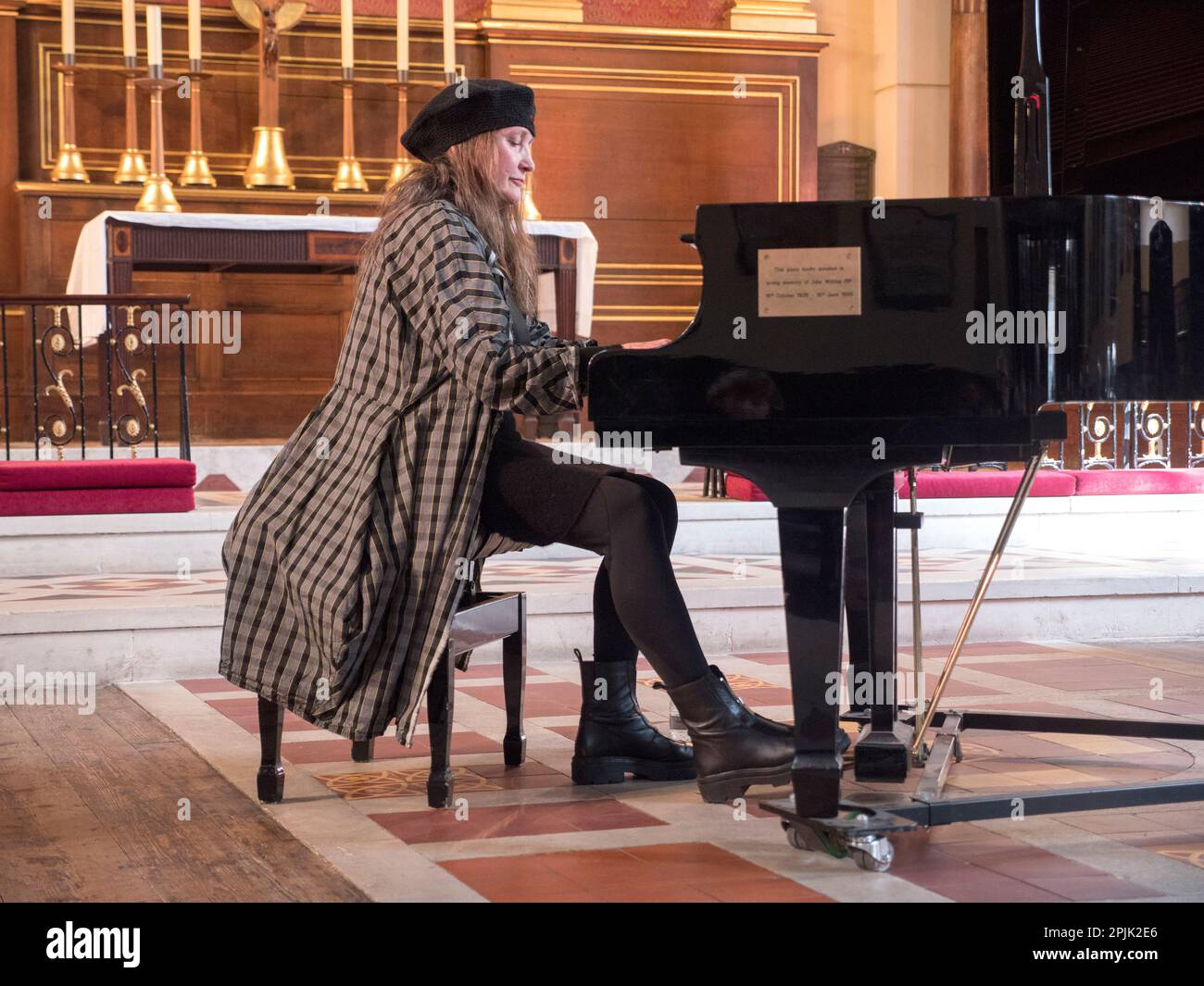 Jacqueline Kroft spielt ihre Klaviervorbereitungen beim Konzert in St. Paul's Church Covent Garden zum Mittagessen. Stockfoto