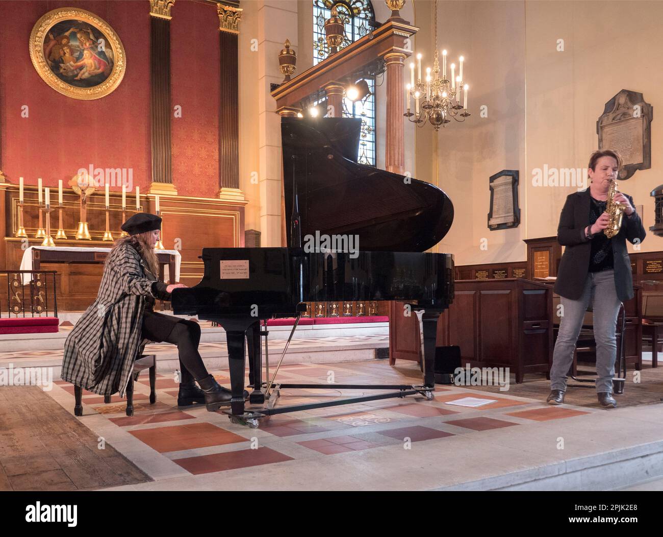 Jacqueline Kroft spielt ihre Klaviervorbereitungen beim Konzert in St. Paul's Church Covent Garden zum Mittagessen. Stockfoto
