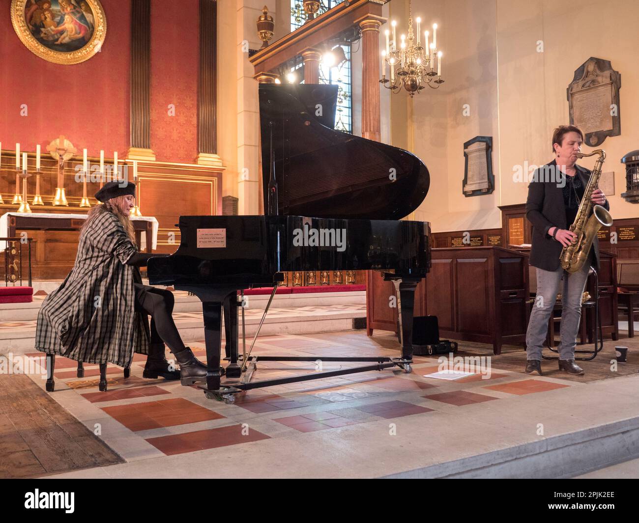 Jacqueline Kroft spielt ihre Klaviervorbereitungen beim Konzert in St. Paul's Church Covent Garden zum Mittagessen. Stockfoto