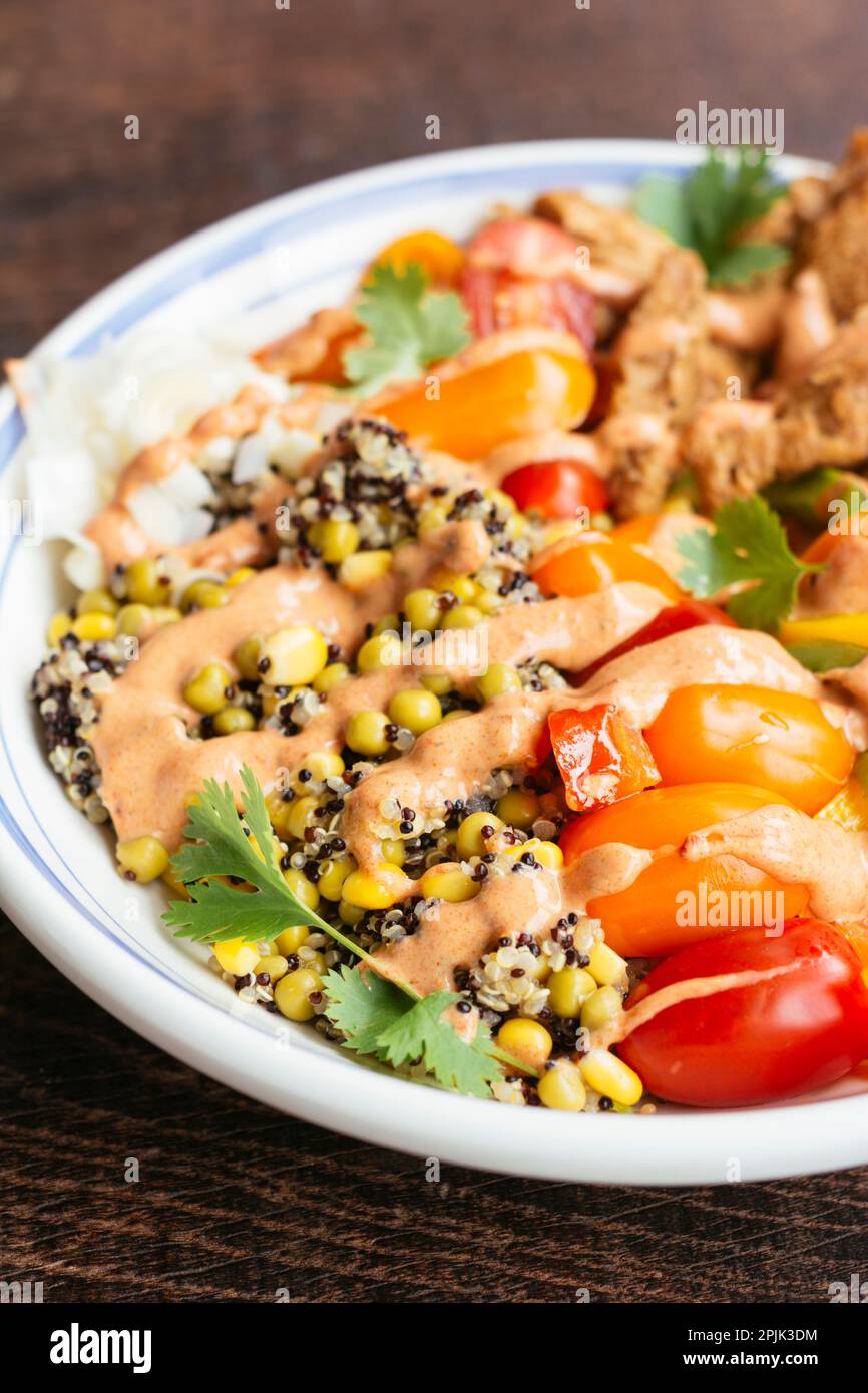 Fajita Soja Protein Schale mit Quinoa, Mais, Paprika, Tomaten und Erbsen. Stockfoto