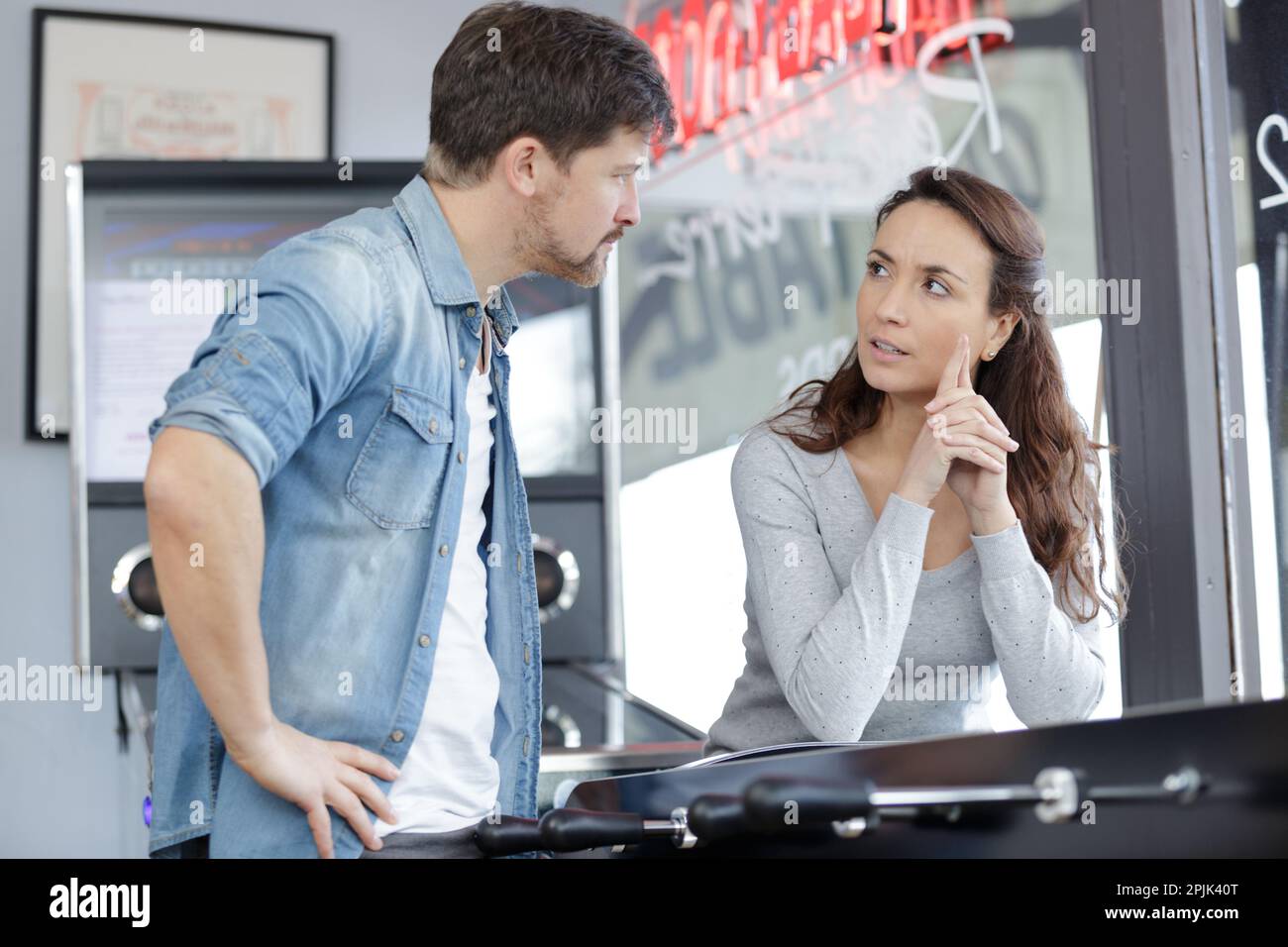 Ein Paar, das einen Babyfuß in einem Spieleshop ansieht Stockfoto