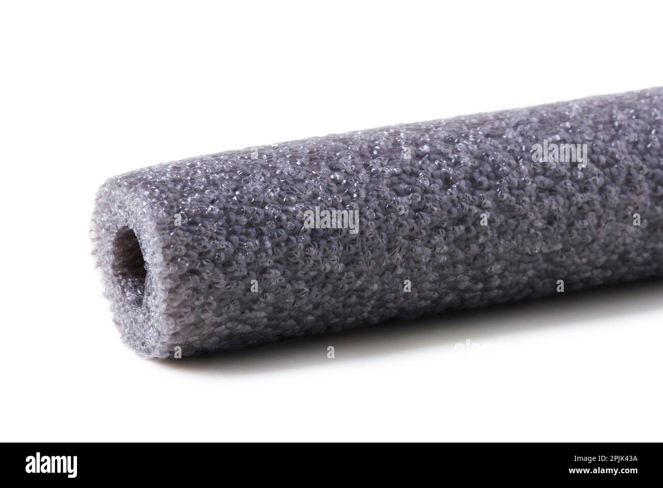 Geschäumte Dämmung für Heizungsrohre, auf weiß isoliert Stockfoto