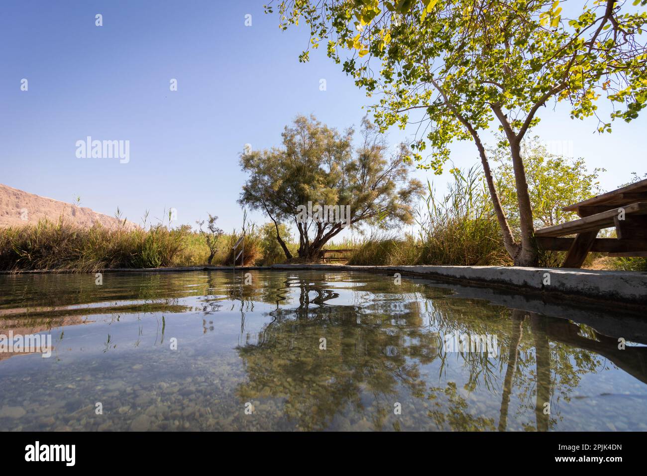 Ein riesiger Süßwasserpool im Herzen der Wüste im Norden des Toten Meeres - Einot Tzukim. Stockfoto