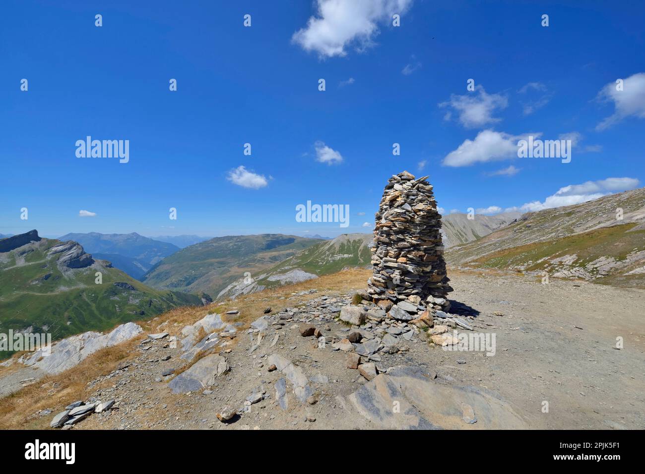 cairn vor der alpinen Berglandschaft im Sommer Stockfoto