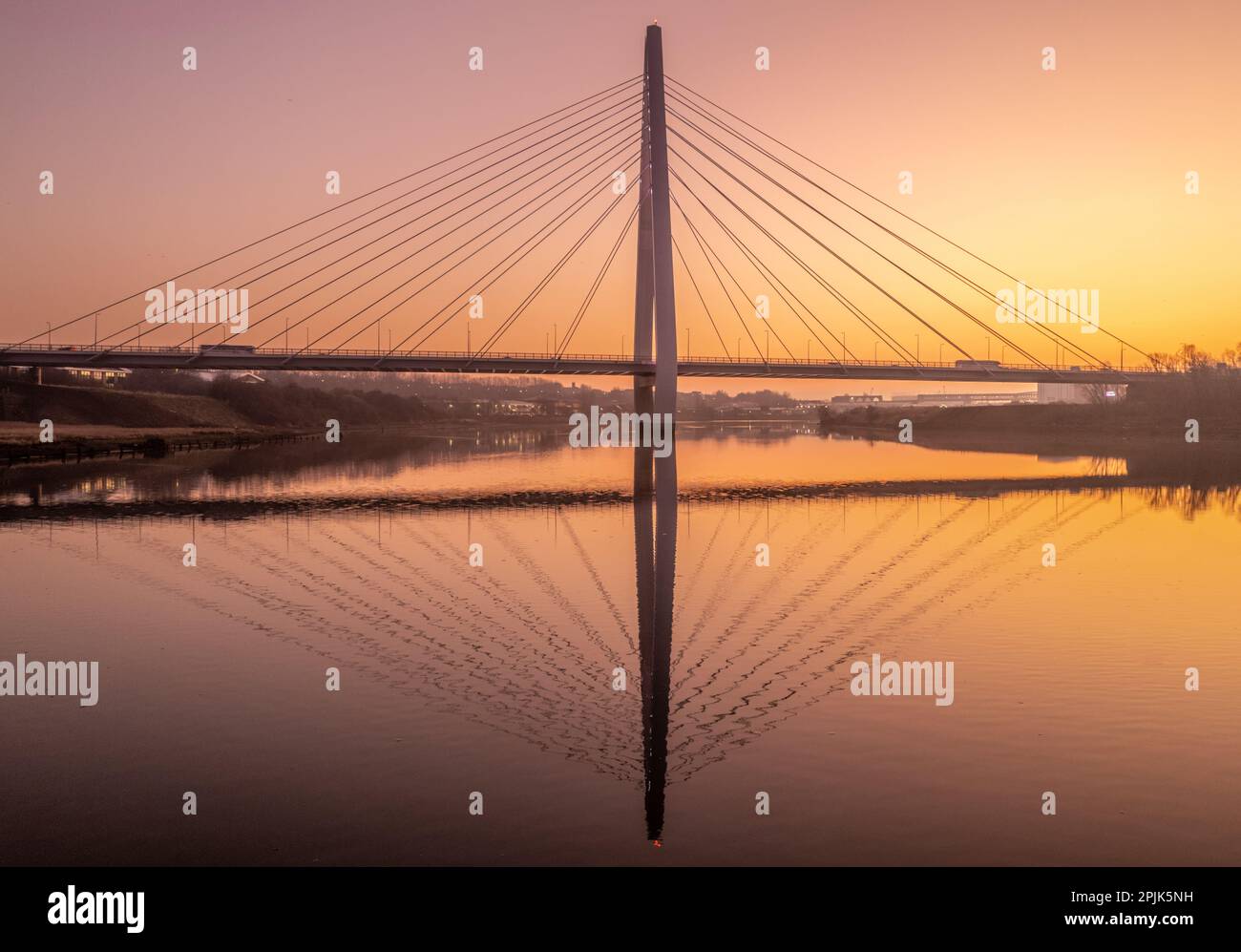 Droneshot of Northern Spire Bridge bei Sonnenaufgang aus der Ferne mit wunderschönen Reflexionen Stockfoto