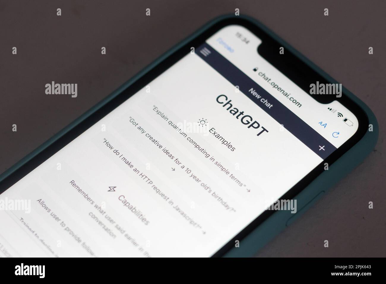 Kiew, Ukraine – 18. Februar 2023: Webseiten von ChatGPT, OpenAI-Chatbot und Google werden auf Smartphones angezeigt. Eine neue Welle von Chatbots wie ChatGPT Stockfoto