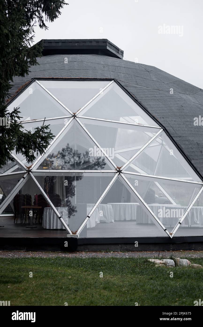 Modernes Café der Zukunft. Futuristische Architektur. Ein kugelförmiges Restaurant mit Stühlen und Tischen Stockfoto