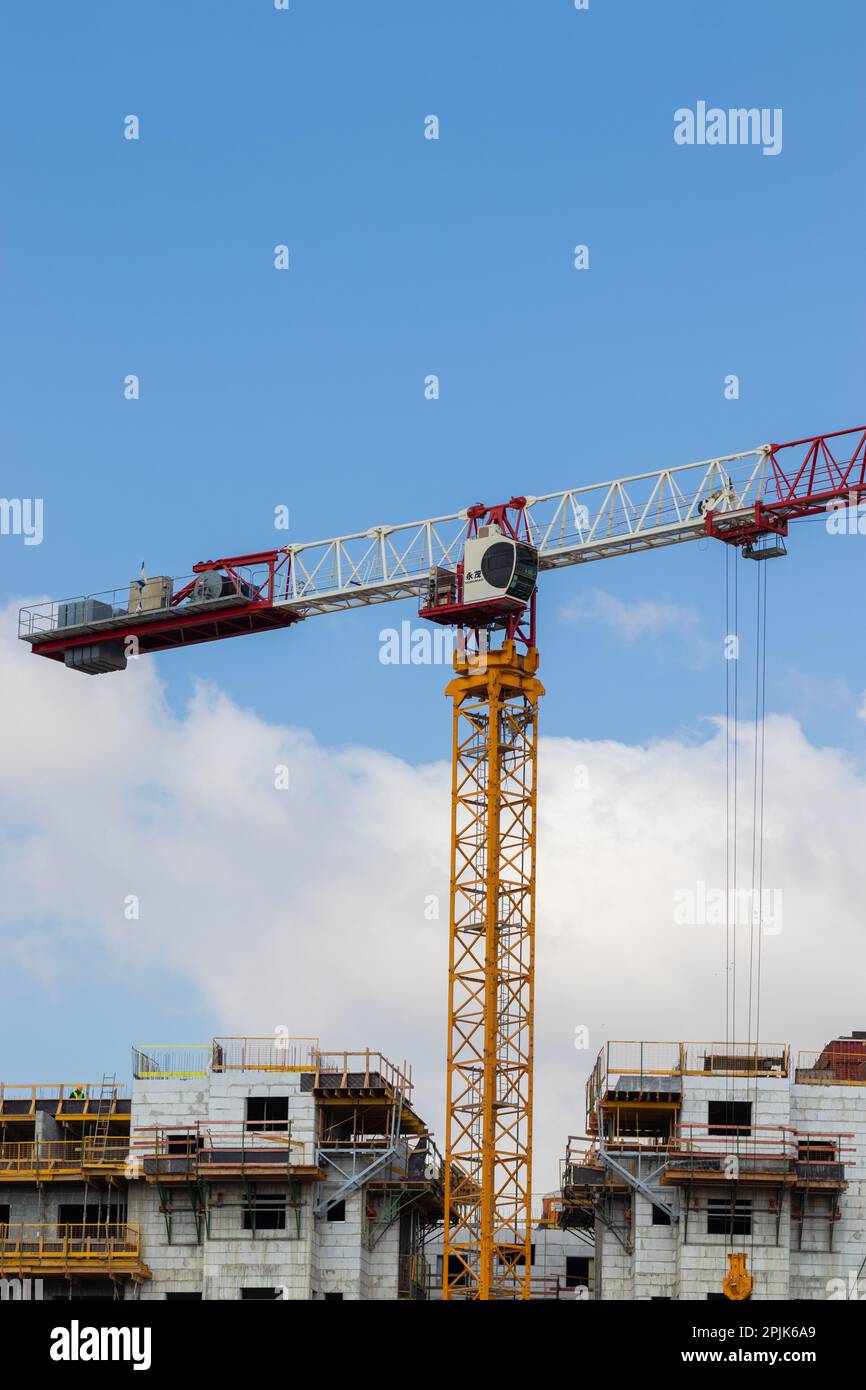 22-07-2022. Ahismach-israel. Ein Kran in der Mitte, um Baumaterialien in ein Gebäude zu transportieren, das sich im Bau befindet. Der neue Ahismach Stockfoto