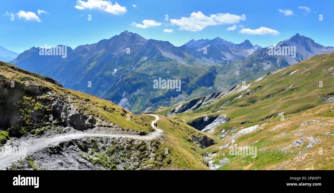 Landschaft des alpinen französisch Berg mit einem Weg von der Tour des Mont Blanc Stockfoto