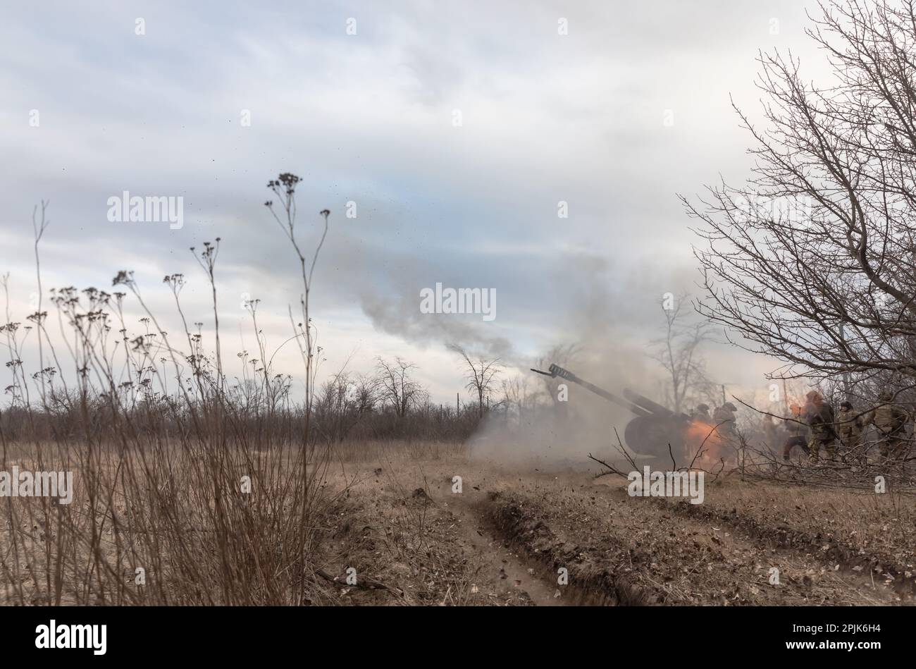 Bakhmut, Ukraine. 21. März 2023. Artilleristen des 24. Angriffsbataillons "Aidar" schießen aus 122-mm-Howitzer D-30 auf russische Positionen in der Nähe von Bakhmut, Donezk, Ukraine. Ukrainische Streitkräfte halten heldenhaft Positionen und greifen den Feind in der Nähe von Bakhmut, Region Donezk, an. Die russischen Truppen stürmen Bakhmut weiter - sie sind seit Mitte des Sommers 2022 nicht mehr in der Lage, die Stadt zu erobern. (Foto: Mykhaylo Palinchak/SOPA Images/Sipa USA) Guthaben: SIPA USA/Alamy Live News Stockfoto