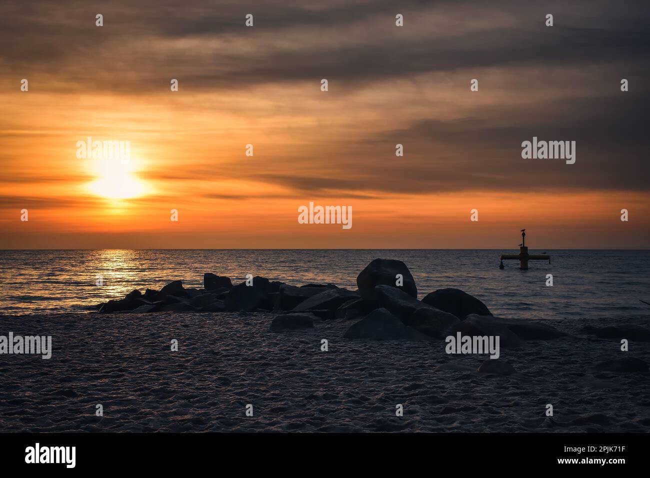 Wunderschöne Küstenlandschaft am Morgen. Bewölkter Sonnenaufgang über der Ostsee. Foto am Strand in Gdynia, Polen. Stockfoto