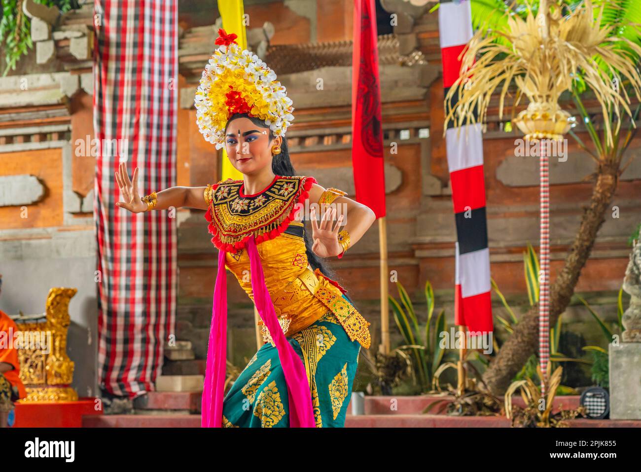 Bali, Indonesien, Februar 14,2023: Eine Frau tritt Barong-Tanz auf, der traditionelle balinesische Tanz in Ubud, Bali, Indonesien. Stockfoto