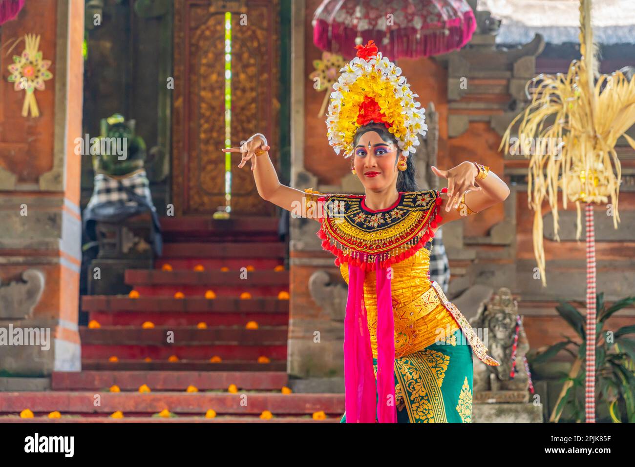 Bali, Indonesien, Februar 14,2023: Eine Frau tritt Barong-Tanz auf, der traditionelle balinesische Tanz in Ubud, Bali, Indonesien. Stockfoto