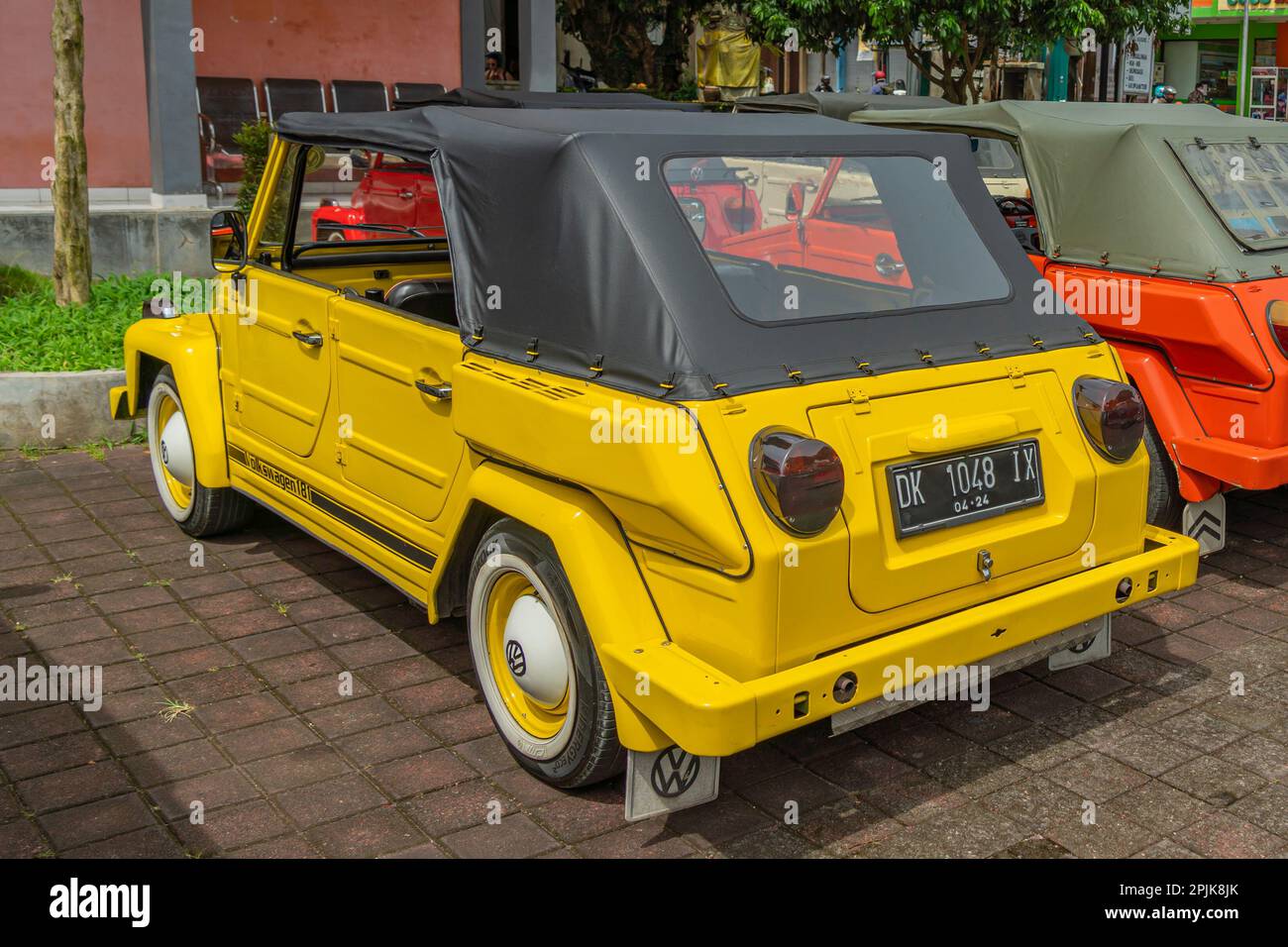 Ubud, Indonesien - Februar 14,2023: Klassischer, farbenfroher Volkswagen Safari-Wagen, Typ 82, auch bekannt als Bucket-SEAT-Auto in Ubud Stockfoto